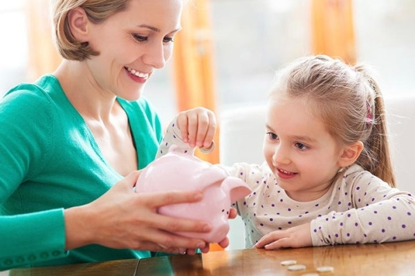 Nuôi heo đất tiết kiệm là một trong những cách kinh điển và hiệu quả nhất để dạy con về sử dụng tiền bạc.