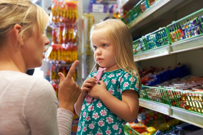 Trẻ luôn mè nheo, đòi hỏi khi cùng bố mẹ đi siêu thị, cửa hàng.