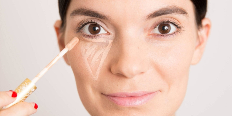 Thoa kem theo hình tam giác ngược cho vùng dưới mắt sẽ giúp bạn dễ tán kem và có độ che phủ tốt hơn