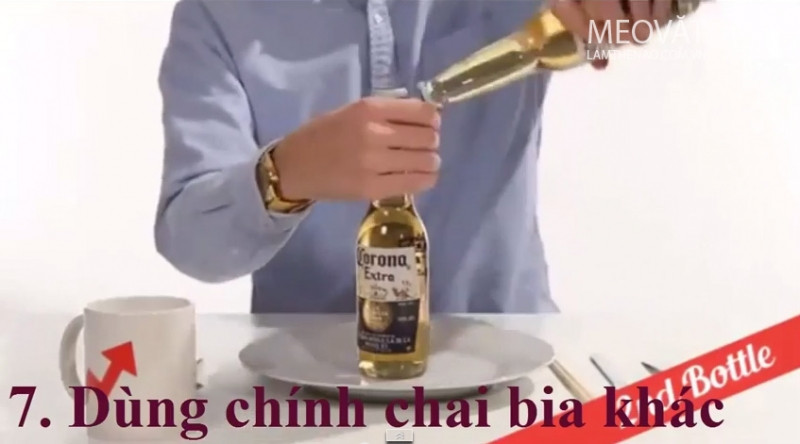 Dùng chai bia khác để mở 1 chai bia - có thể áp dụng cả chai không còn nắp