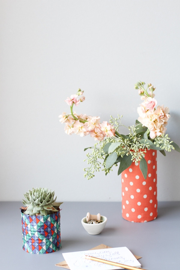 Việc trang trí phòng làm việc bằng những bình hoa sẽ giúp cho bạn thư giãn đầu óc.