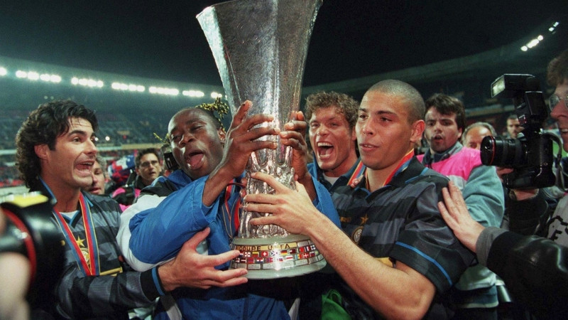 Ronaldo giành được chiếc cup UEFA cup với Inter năm 1998