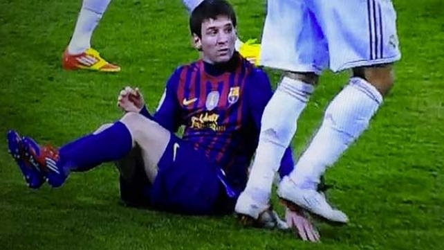 Tình huống chơi xấu cố tình giẫm lên tay Messi của Pepe