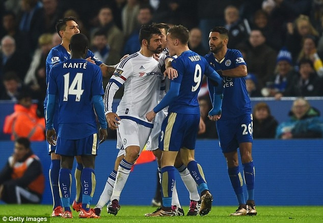 Costa gây hấn với các cầu thủ Leicester