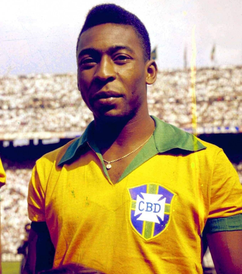 Pelé là một trong những cầu thủ nổi tiếng nhất trong làng túc cầu và còn được gọi với tên Vua bóng đá
