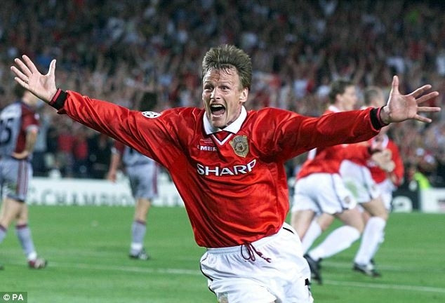 Khoảnh khắc hạnh phúc tột độ của Teddy Sheringham trong trận chung kết C1 năm 1999 cùng với Manchester United