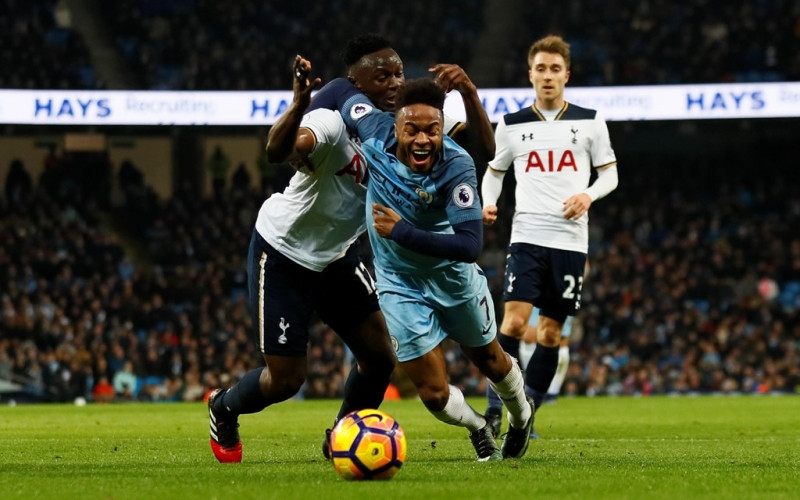 Tình huống Wanyama phạm lỗi với Sterling