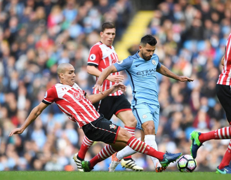 Romeu đang xoạc bóng từ chân Aguero