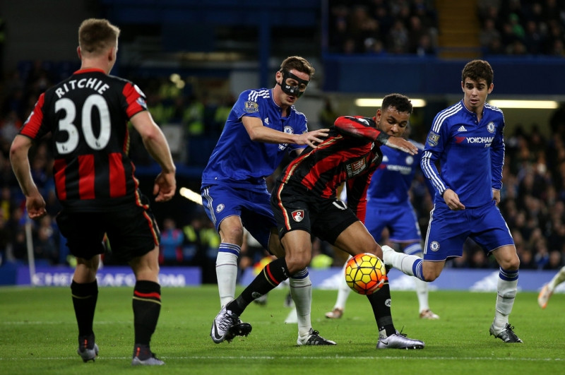 Joshua King đang tranh bóng với Matic