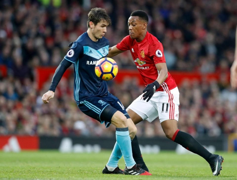 De Roon đang nỗ lực truy cản Martial