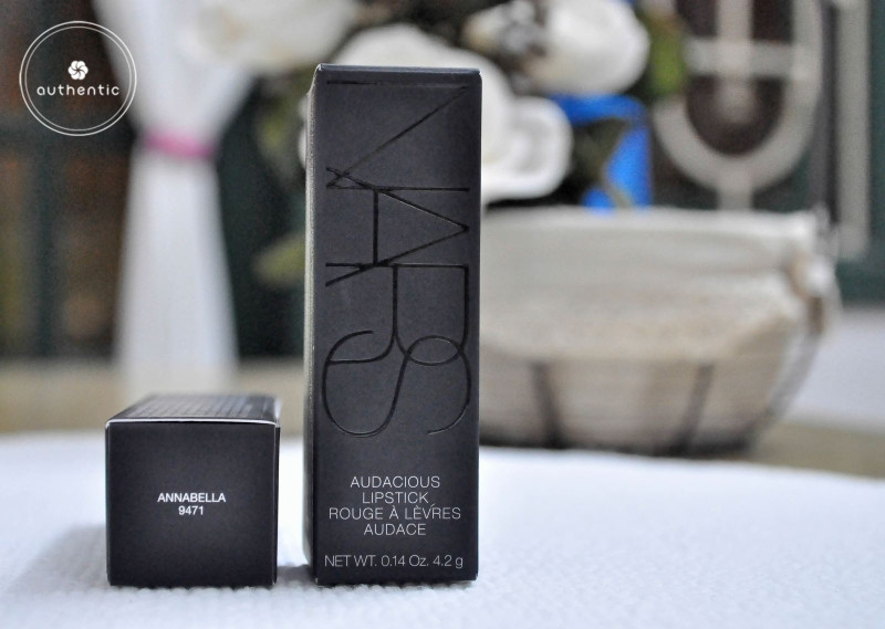 Thiết kể vỏ của NARS Audacious Lipstick.