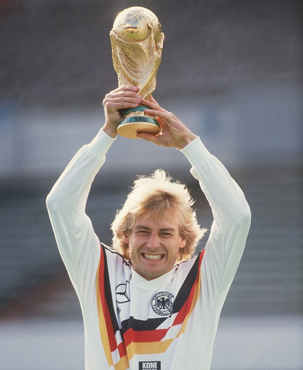 Jürgen Klinsmann nâng cao chiếc cup vô địch World cup 1990 cùng đội tuyển Đức.