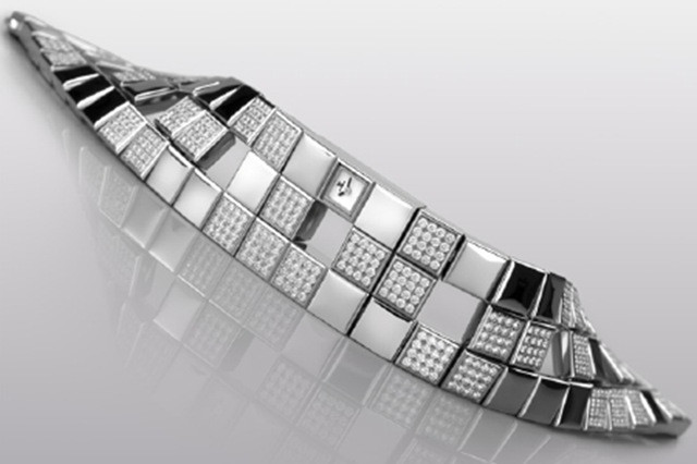 Joaillerie 101 Manchette có tổng cộng 576 viên kim cương được lựa chọn kĩ lưỡng để đính lên thân chiếc đồng hồ này.