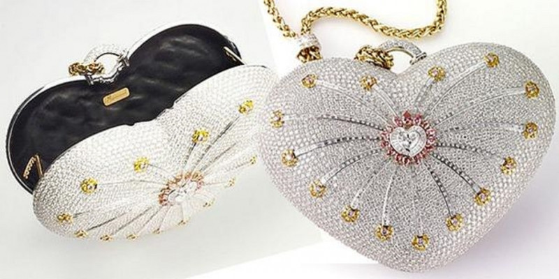 Chiếc túi được thiết kế hình trái tim nạm vàng và kim cương với tổng trọng lượng lên tới 381,92 carat