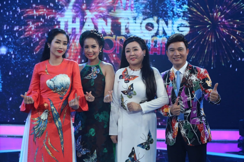 MC Thanh Vân cùng 3 giám khảo