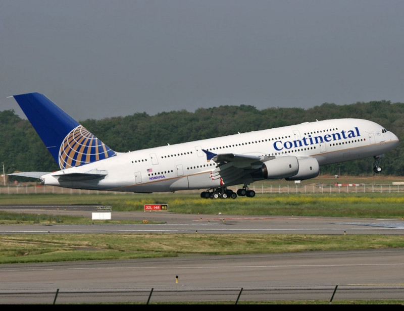 Continental Airlines là hãng bay cung cấp chặng bay dài thứ 10 trên thế giới.