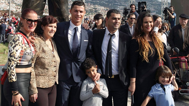 Đại gia đình của Cristiano Ronaldo
