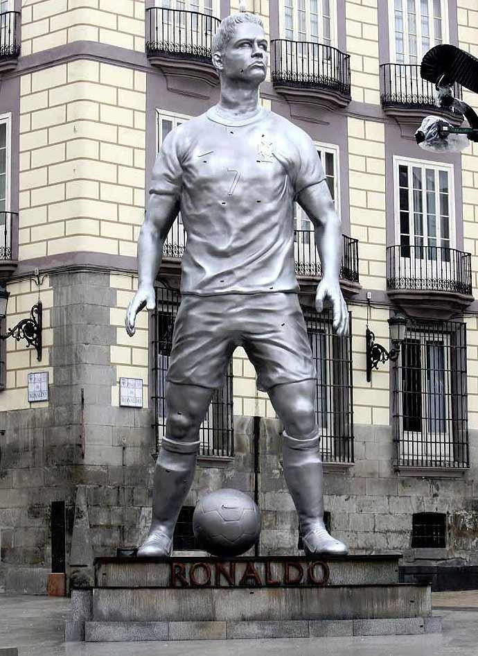 Tượng Ronaldo tại quảng trường trung tâm thủ đô Madrid, Tây Ban Nha