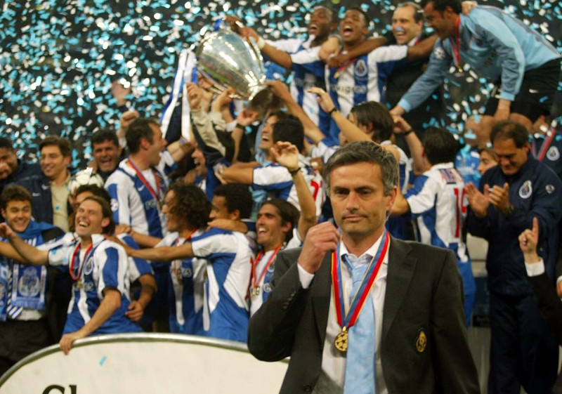 Chiếc cúp vô địch C1 năm 2003 là dấu ấn đầu tiên của HLV Mourinho