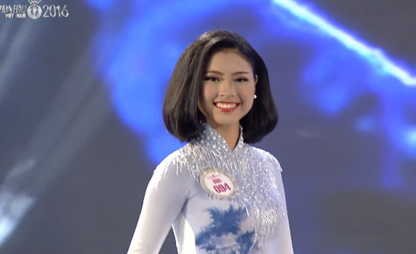 Nụ cười tươi rạng rỡ trong trang phục áo dài Việt Nam