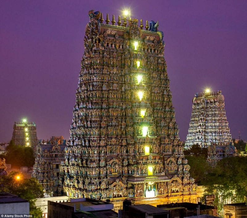 Đền Sri Ranganathaswamy huyền ảo và lấp lánh khi đêm xuống.