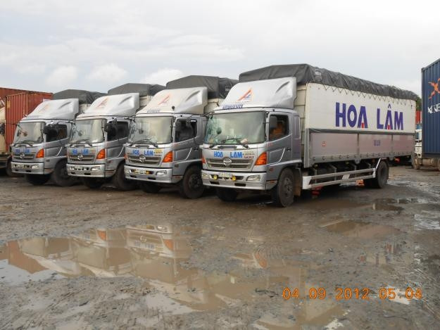 Hệ thống xe tải vận chuyển hàng hóa của công ty Hoa Lâm