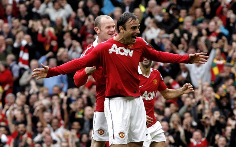 Dimitar Berbatov ăn mừng với Rooney