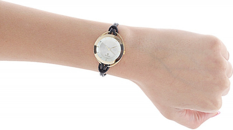 Nhân Mã hợp với khá nhiều thiết kế đồng hồ đeo tay, ví dụ những đồng hồ có mặt đá sapphire tròn to, ít kim