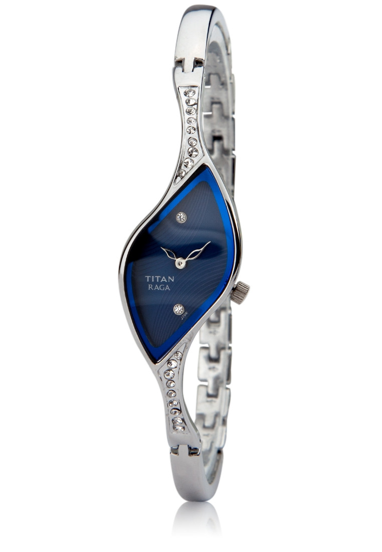 Nếu bạn định mua tặng Nhân Mã một chiếc đồng hồ thì nên chọn những chiếc có thiết kế màu sắc lạ mắt như chiếc Titan 9710SM01.