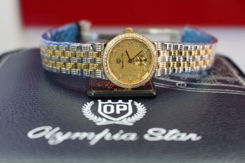 Chiếc đồng hồ có thiết kế cổ điển như Olympia Star OPA5595L cũng là một kiểu mẫu phù hợp với Kim Ngưu.