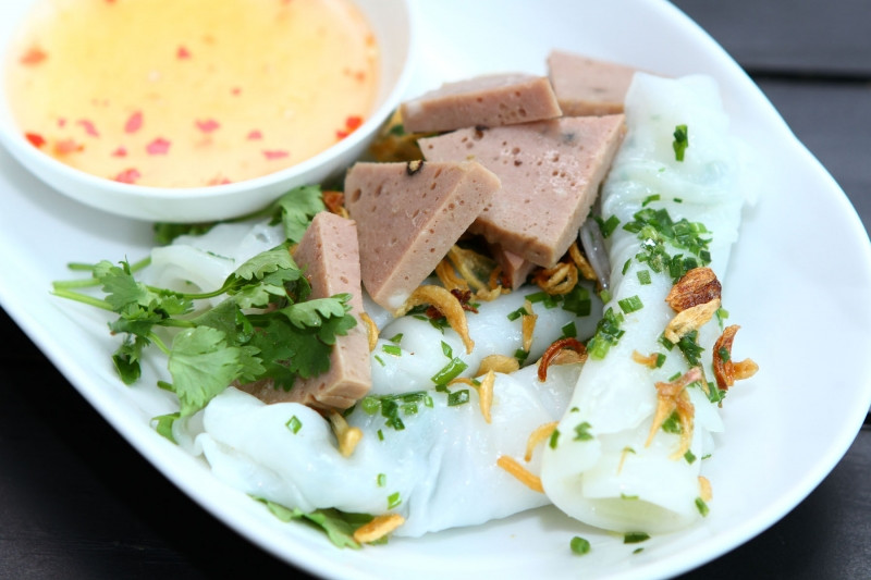Quán nổi tiếng với món bánh cuốn trứng Lạng Sơn