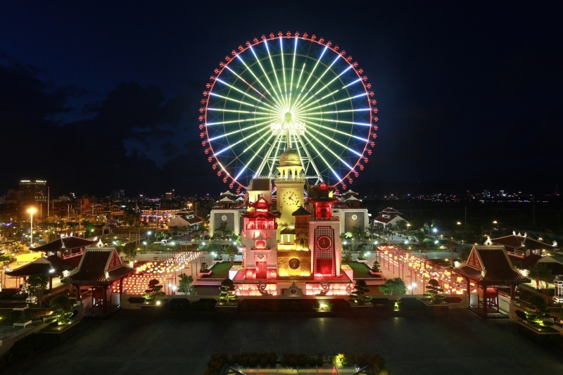 Vòng quay Sun Wheel trong khuôn viên Asia Park vào buổi tối