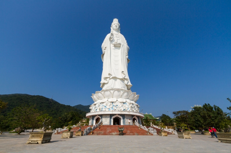 Tượng Quan Âm Bồ Tát đặt tại chùa Linh Ứng