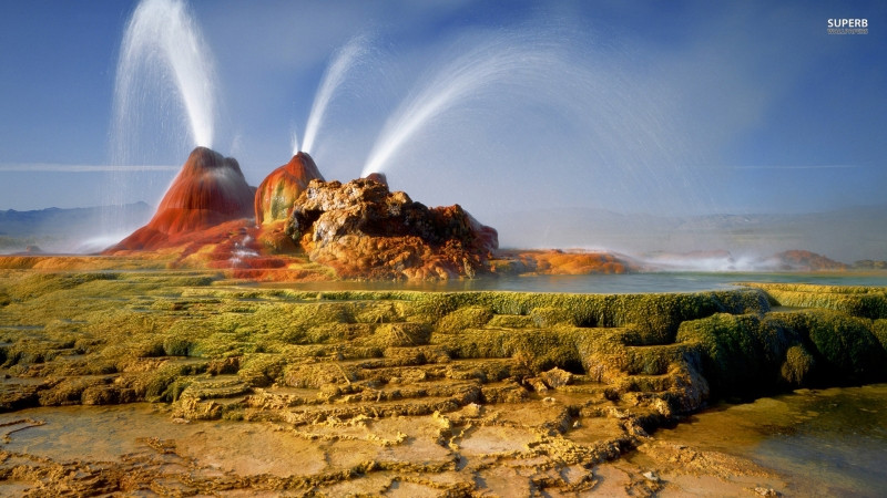 Fly Geyser giống như một địa điểm ngoài hành tinh với những mạch nước phun sặc sỡ.