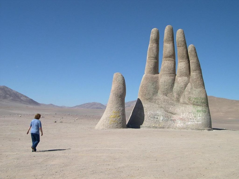 Bàn tay khổng lồ giữa sa mạc khiến nhiều người nghĩ mình đang ở ngoài hành tinh.