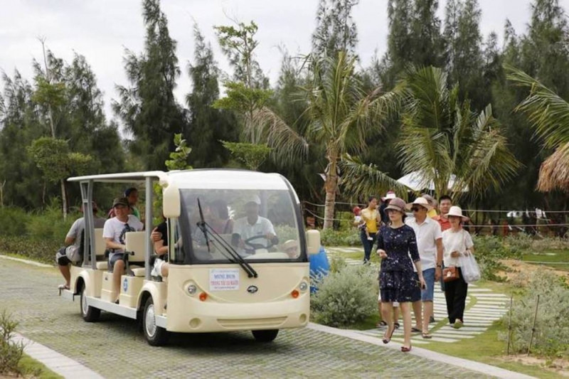 Du khách đi xe buýt tham quan FLC Zoo Safari Park