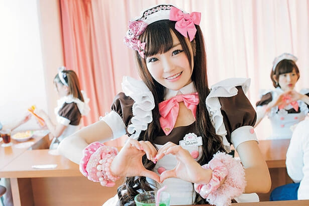 Cô hầu bàn ở Maid Café (Nguồn: Gaijinpot)