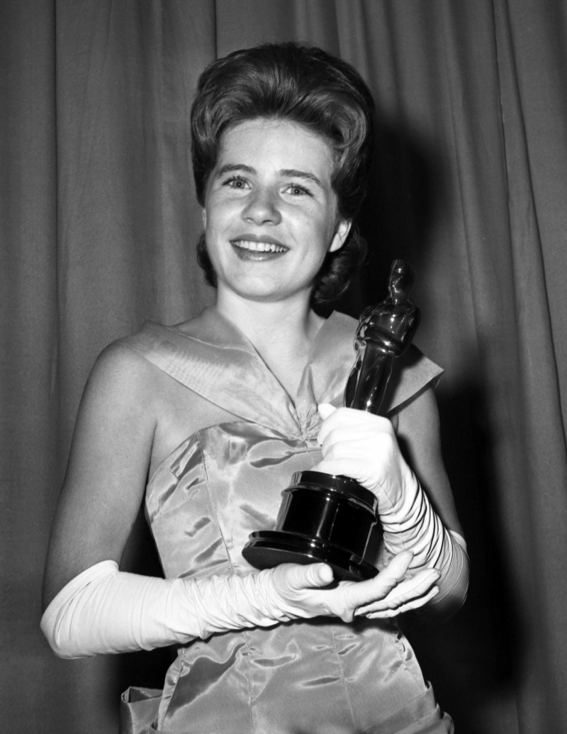 Patty Duke tươi cười nhận tượng vàng Oscar khi 16 tuổi.