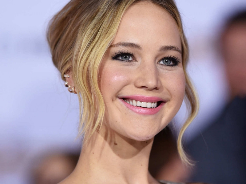 Jennifer Lawrence không chỉ xinh đẹp mà còn tài năng khi giành giải Oscar năm 22 tuổi.