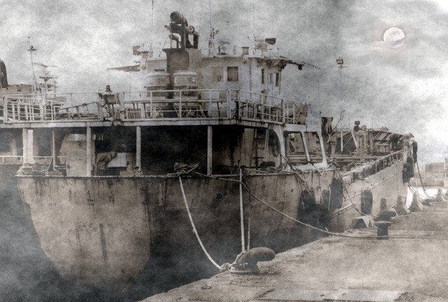 Tàu Urang Medana neo đậu tại cảng trước khi khởi hành chuyến đi tử thần.