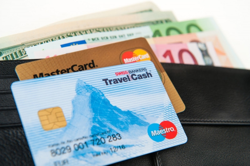 Thẻ rút tiền mặt khi đi du lịch là một cách tiết kiệm chi phí hiệu quả (Nguồn: Sưu tầm)