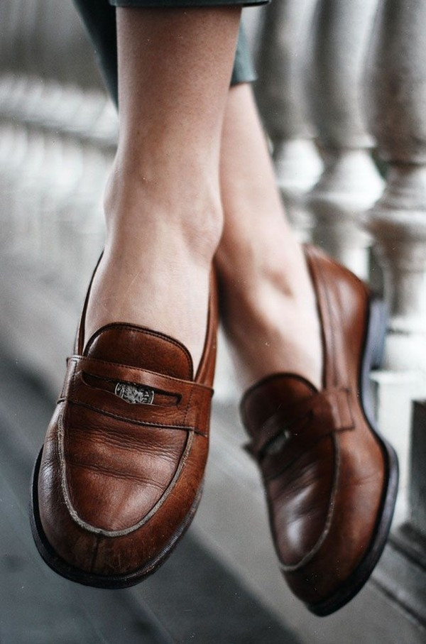 Giày loafer có chất liệu bằng da.