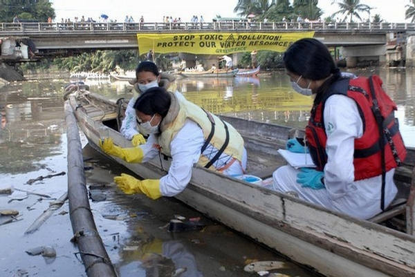 Sông Marilao vẫn hàng ngày hàng giờ hứng chịu rác thải của các hộ dân ven sông