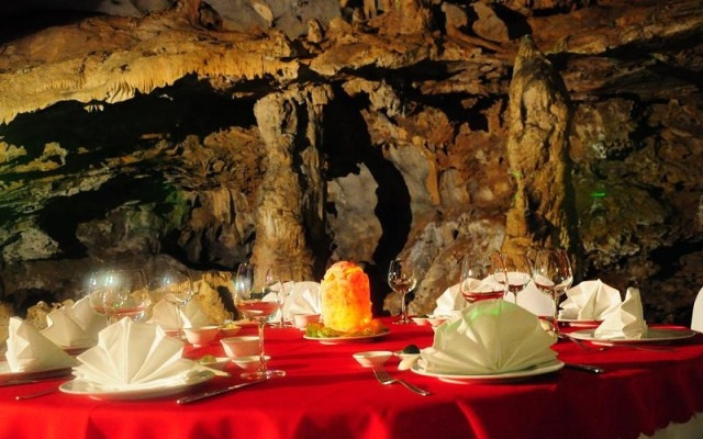 Bữa ăn được phục vụ trong hang động