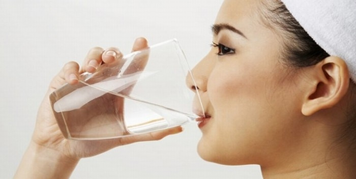 Nước không nên uống quá ít, cũng không nên uống quá nhiều. Chúng ta nên uống nước phù hợp với thể trạng cơ thể