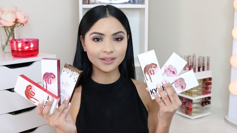 Kylie Jenner bên dòng mỹ phẩm của riêng mình Kylie Cosmetics - Nguồn: Sưu tầm