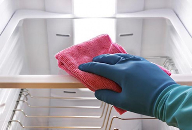 Sử dụng khăn ẩm để lau toàn bộ mặt trong tủ lạnh