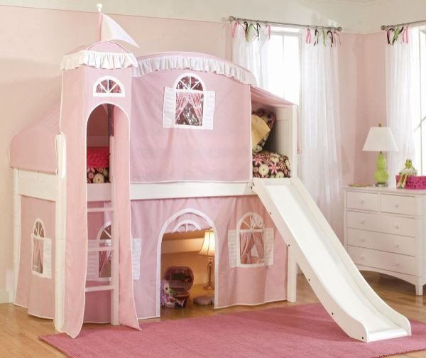Một chiếc giường ngủ tầng được biến tấu dưới hình dạng một tòa lâu đài nhỏ hoặc một con thuyền cầu vồng rực rỡ chắc chắn sẽ khiến bé thích mê ngay cho xem.