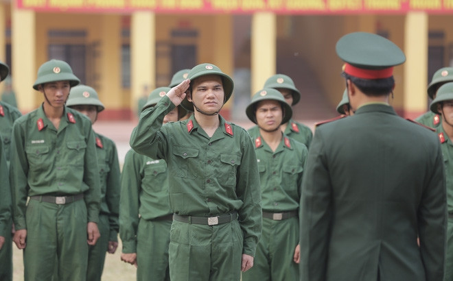 Khắc Việt trong hình bộ quân phục của người lính