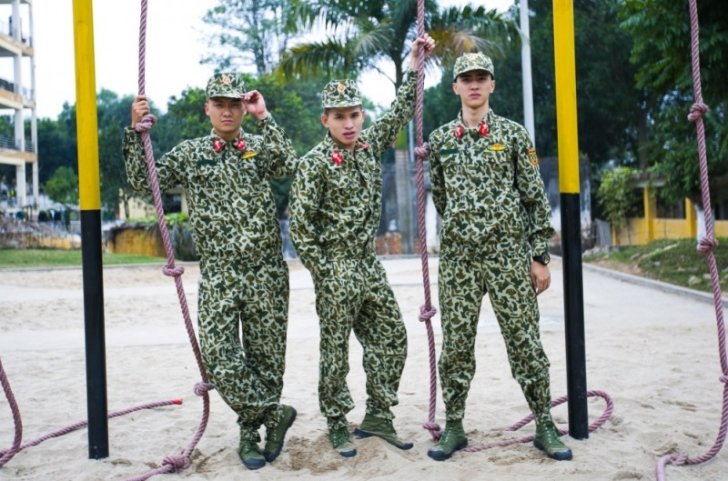 Bình An (bên phải) và các đồng đội